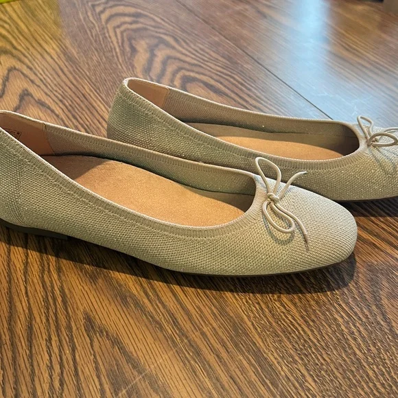 Vionic Light Gray Women's Flats with Bow - Picture 6 of 6